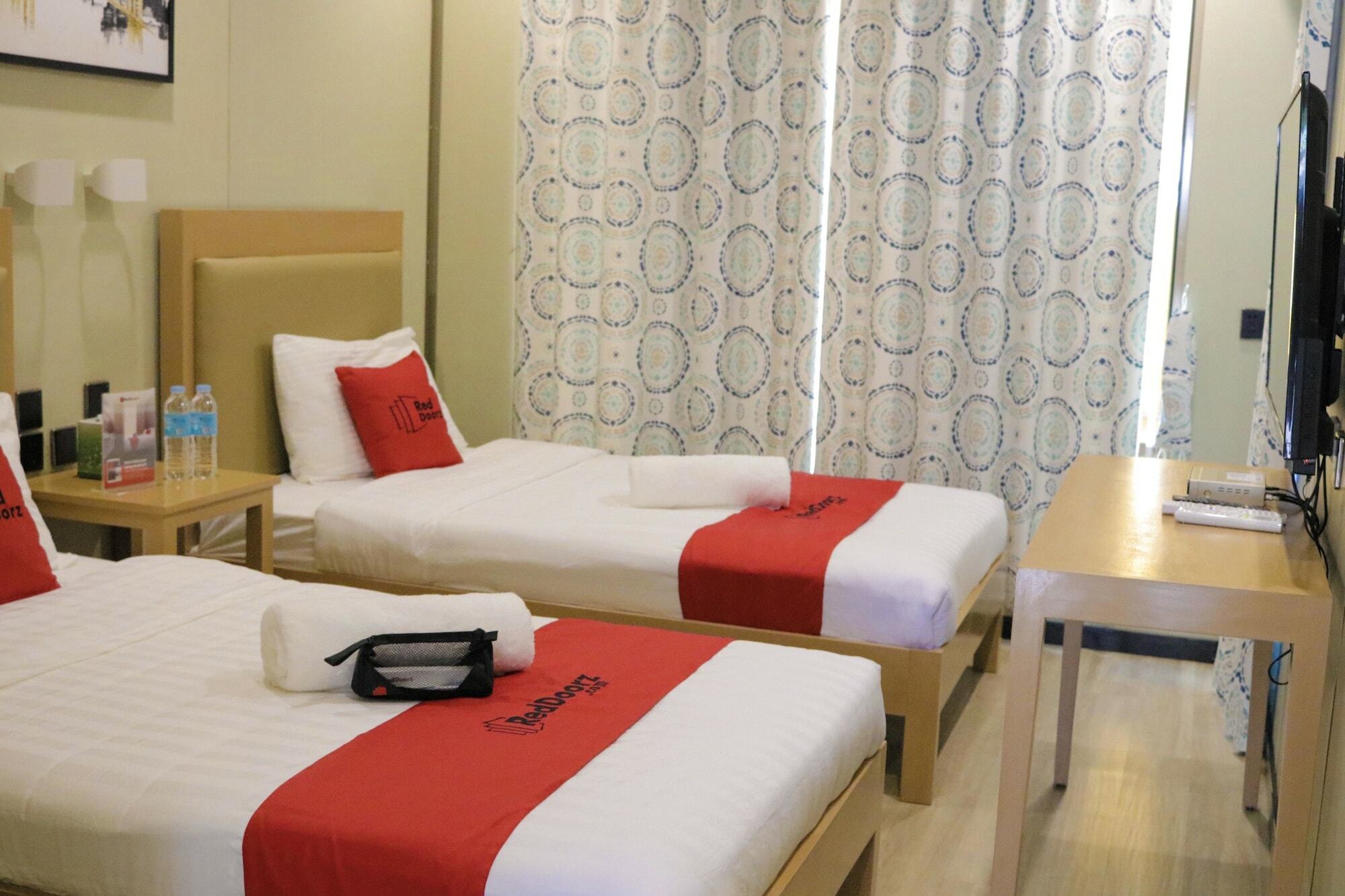 เรดดอร์ซ พลัส แอท เอเอส ฟอร์จูนา เซบู Hotel Cebu ภายนอก รูปภาพ